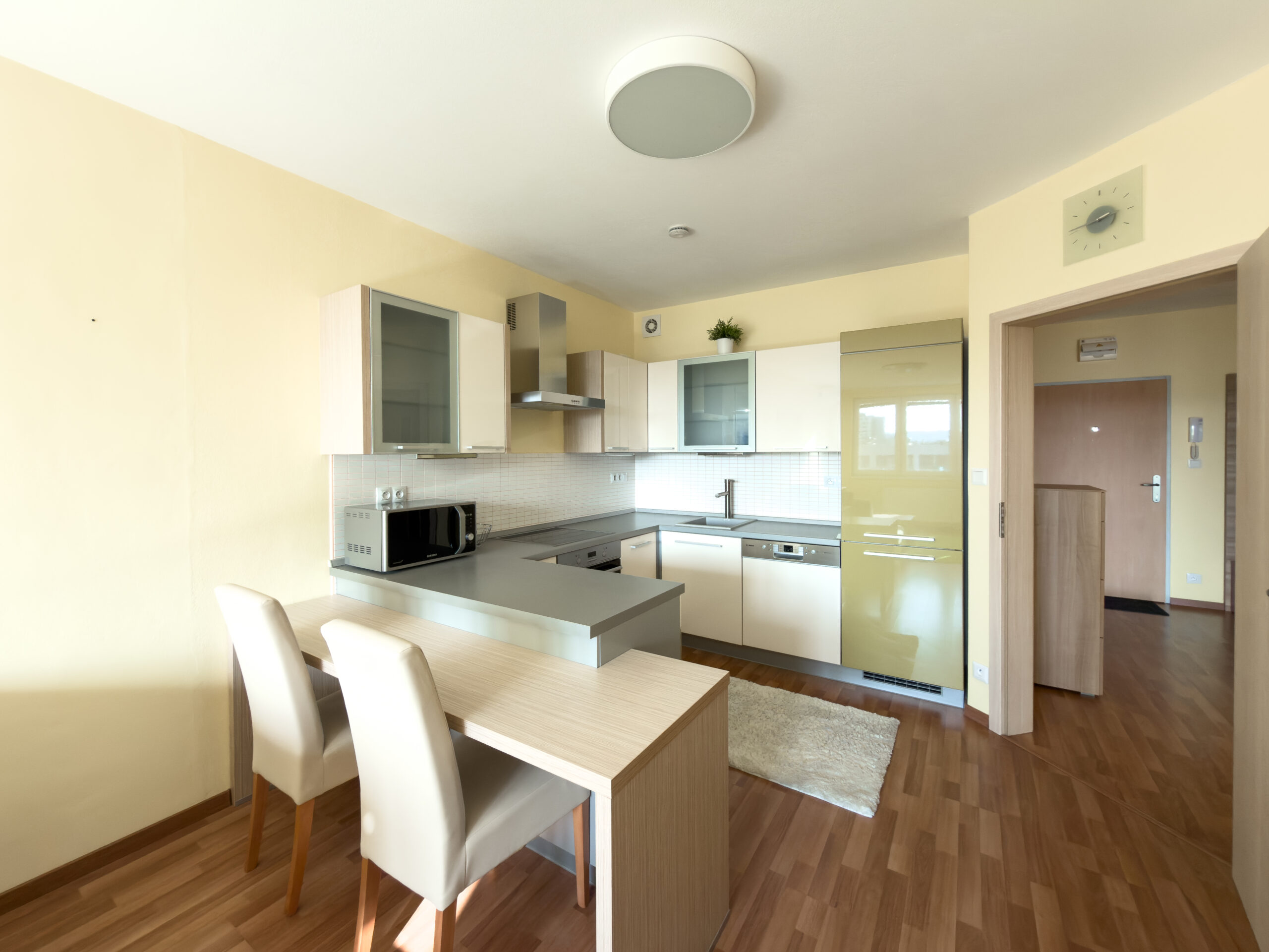 [*Kompletne zariadený 2-izbový byt*]
 s veľkou lodžiou v Jégého Aleji