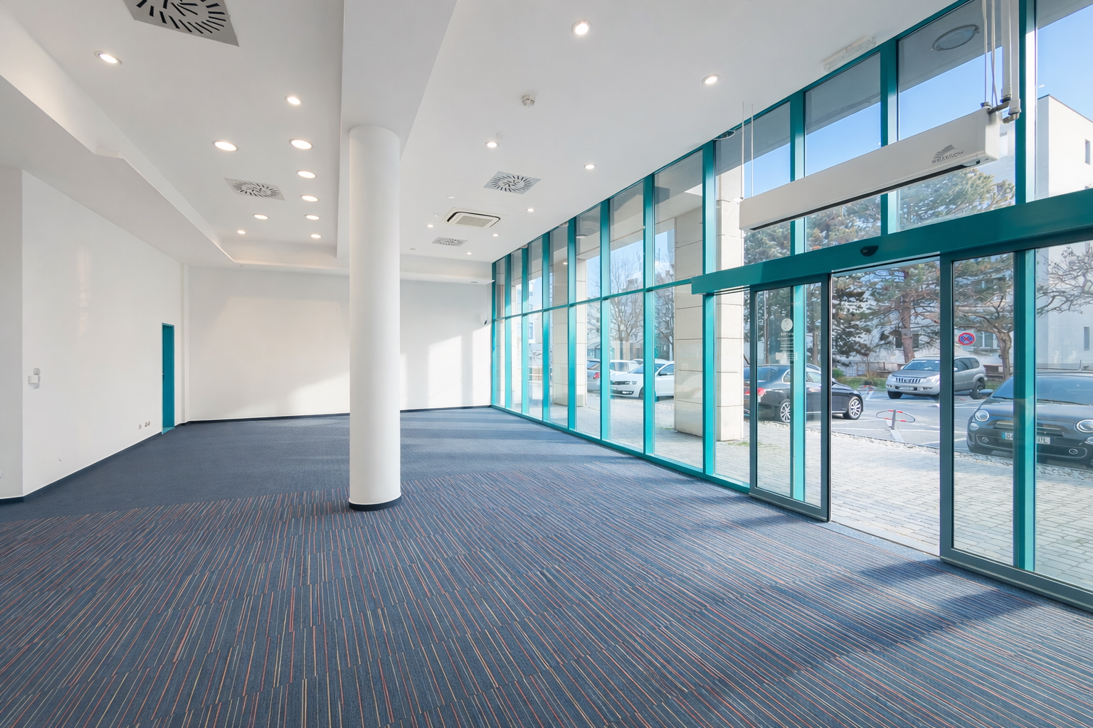 [*Obchodný priestor s veľkými výkladmi*]
a možnosťou rozdelenia na dve prevádzky