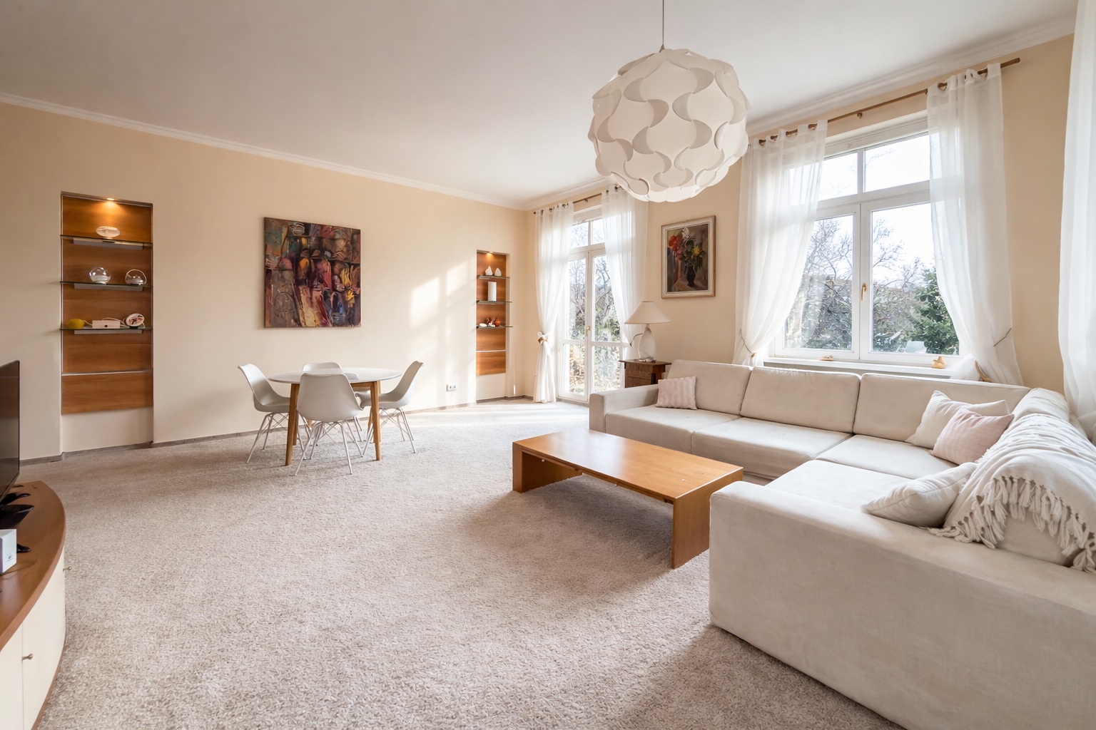 [*Priestranný 3 izbový byt*]
s vysokými stropmi a balkónom v prémiovej lokalite s výhľadom do zeleného parku