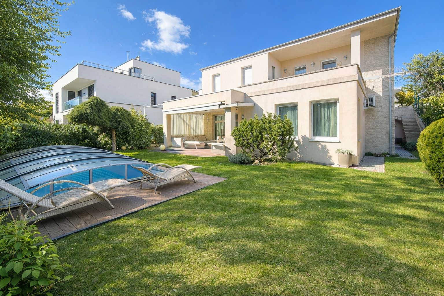 [*Dvojgeneračný rodinný dom*]
s dvomi bytmi a bazénom v exkluzívnej lokalite Koliby