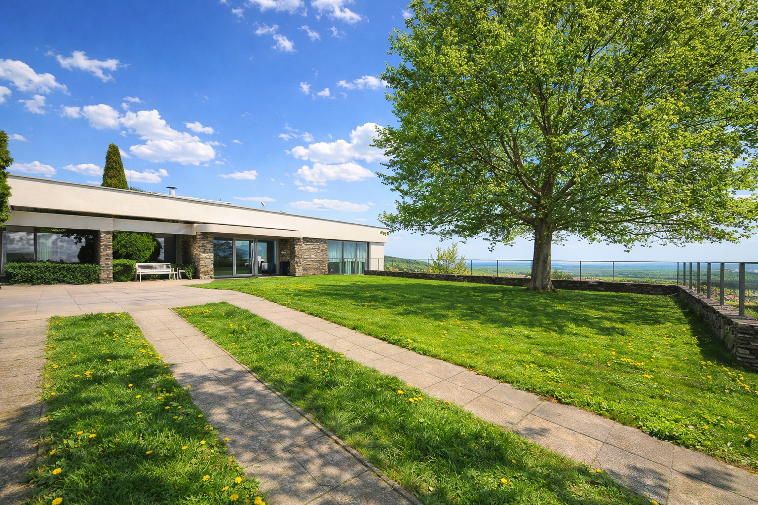 Nadčasová [*exkluzívna 5-izbová vila*] v objatí 
vinohradov s absolútnym súkromím