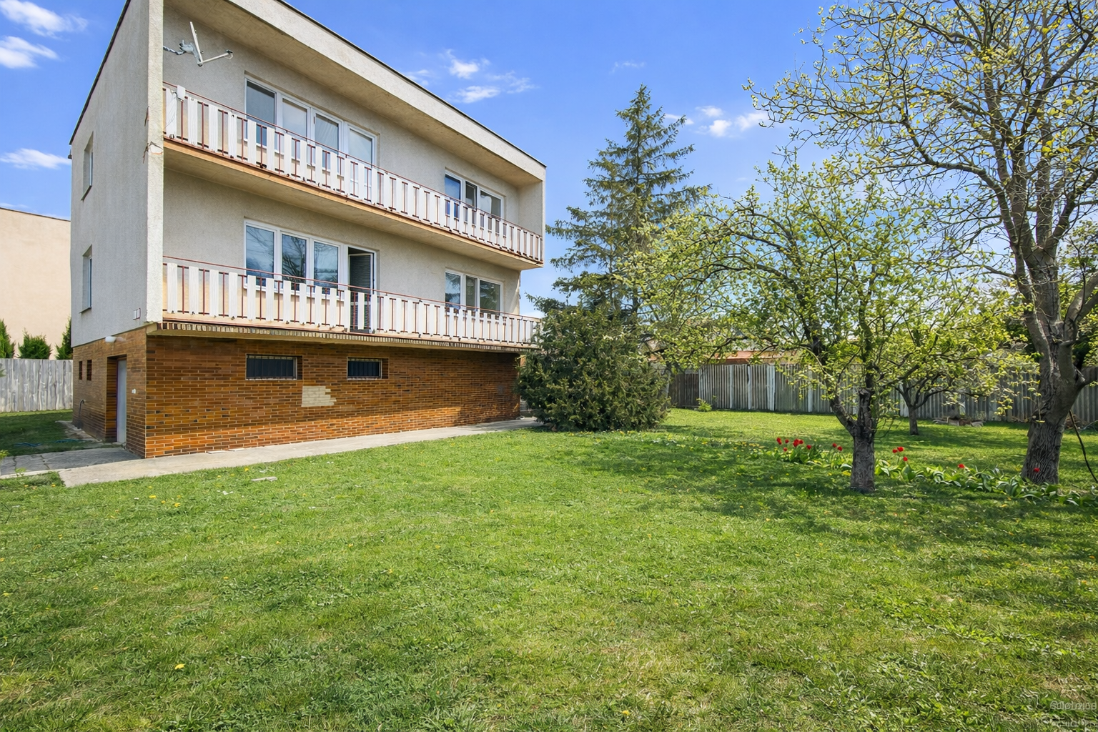 Priestranný [*5-izbový rodinný dom*] 
s veľkou záhradou a výhľadom na Malé Karpaty