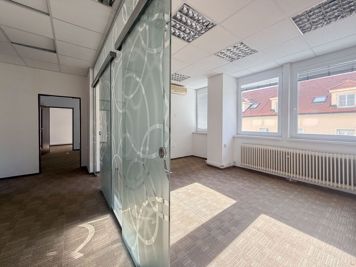 [*Elegantný kancelársky priestor*] 
v historickom centre Starého mesta.