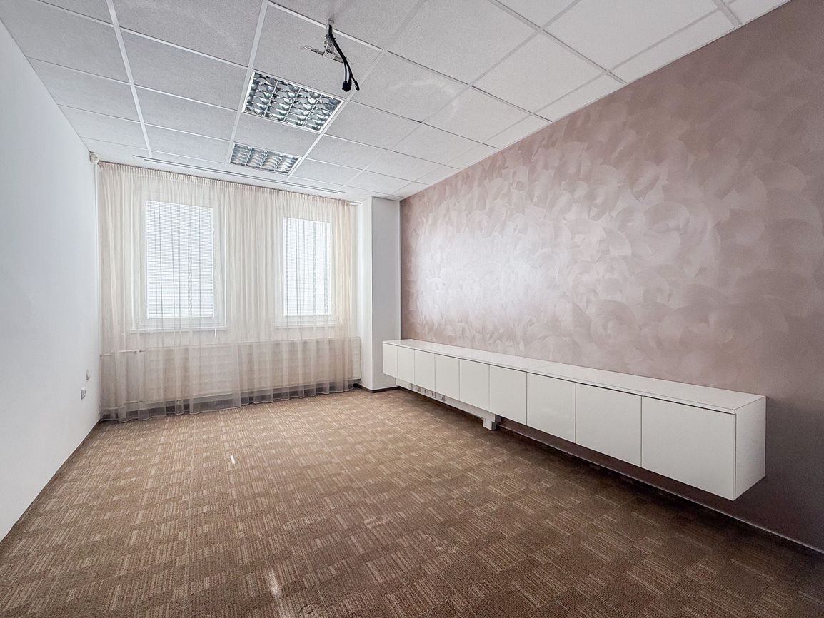 [*Elegantný kancelársky priestor*]
v historickom centre Starého mesta.