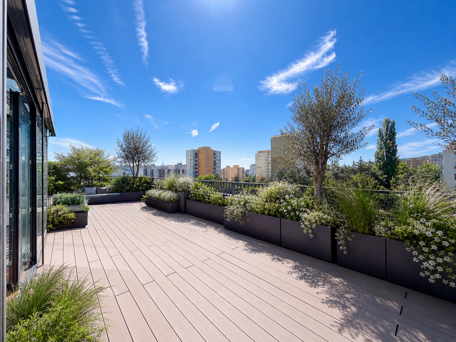 [*Veľkometrážny 4,5-izbový penthouse *]
s rozľahlou terasou, zimnou záhradou, jacuzzi a parkovaním