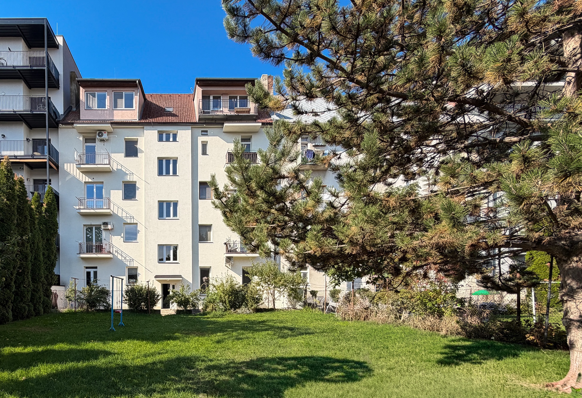 [*Svetlý a kompletne zariadený*] 
3-izbový byt s balkónom a spoločnou záhradou